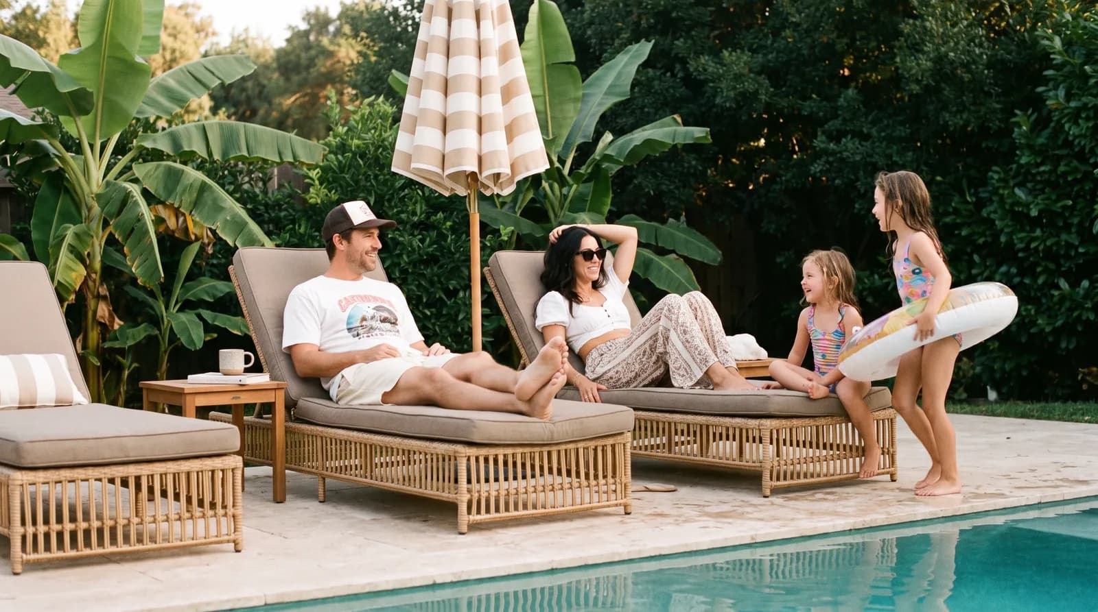 Familia disfrutando junto a la piscina
