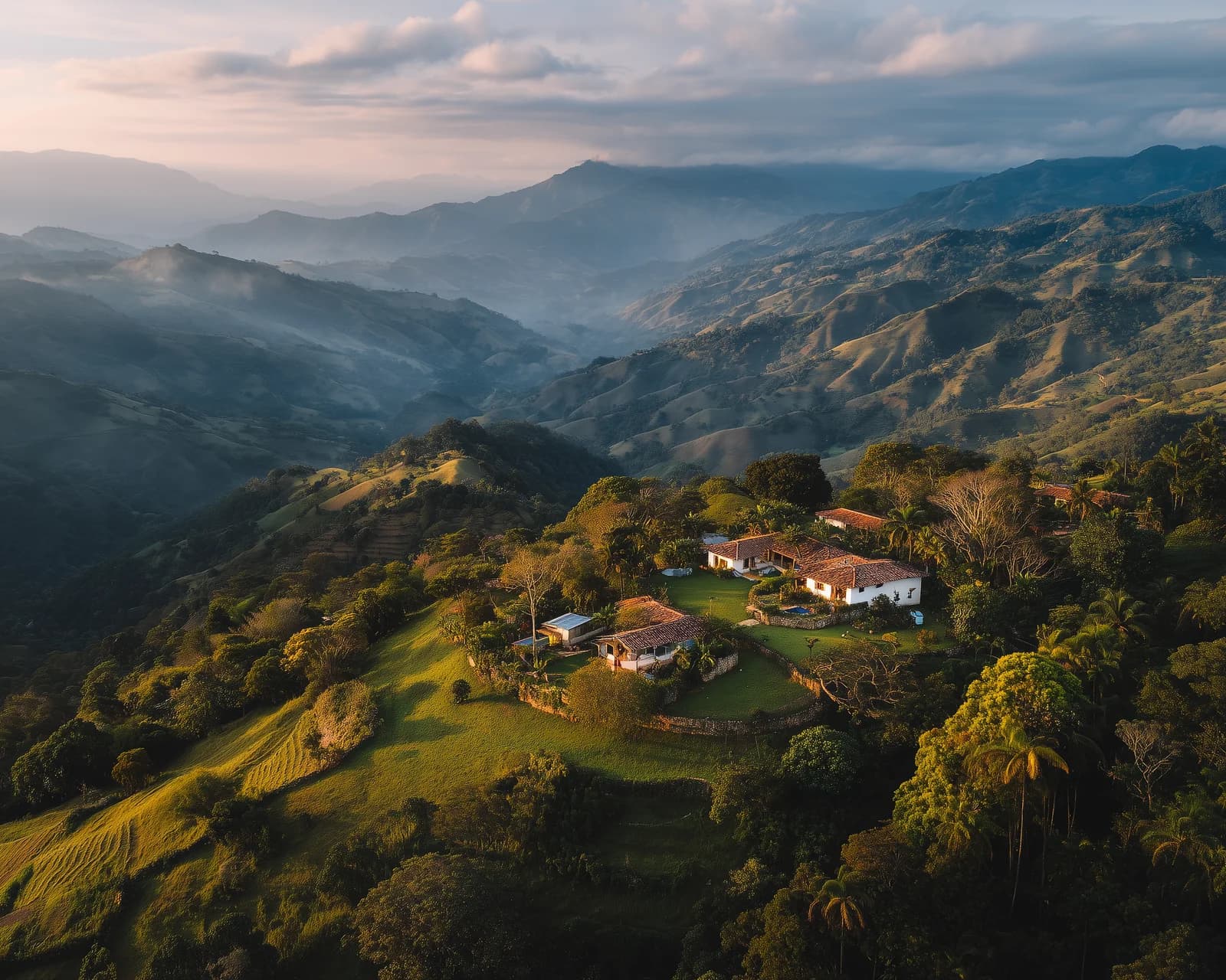 Laderas residenciales en paisaje andino